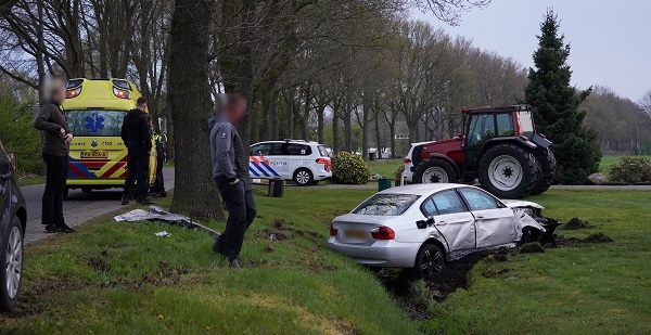 Auto botst tegen boom en raakt in droge sloot (video)