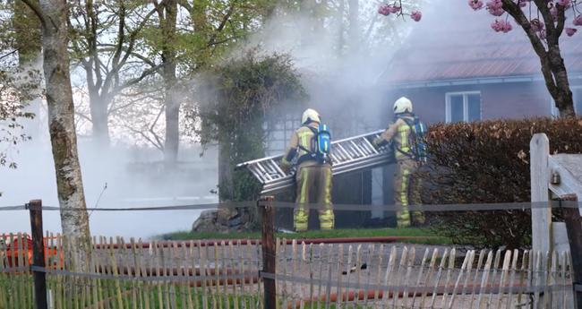 Schuurtje naast woning brandt volledig uit (Video)