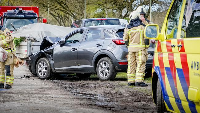 Auto botst op geparkeerd busje met aanhanger (Video)