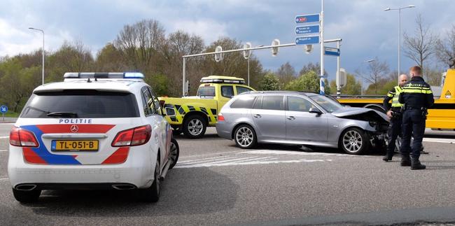 Flinke schade bij aanrijding tussen auto en busje (Video)