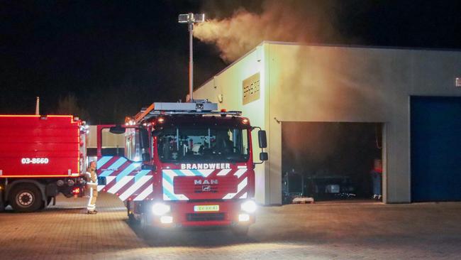 Flinke rookontwikkeling door ovenbrand in loods (Video)