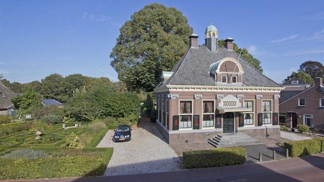 Te koop in Drenthe: Bijzondere villa met zwembad wat oorspronkelijk is gebruikt als gemeentehuis