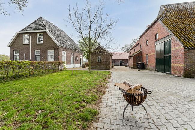 Te koop in Drenthe: vrijstaande woonboerderij met meerdere bijgebouwen