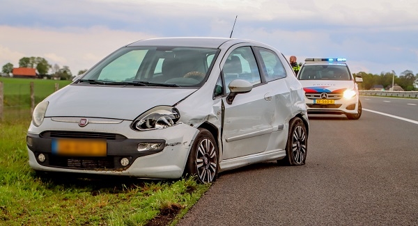 Automobilist(e) krijgt ongeval en laat auto achter op snelweg (video)