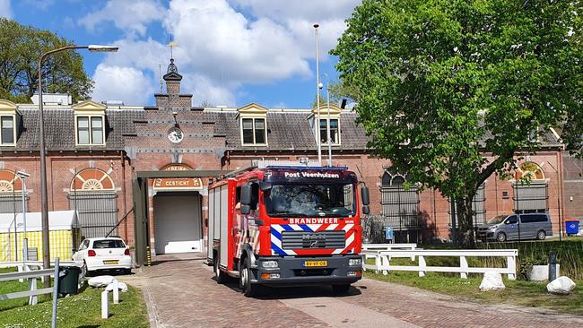 Lekkende hoogwerker zorgt voor uitruk brandweer naar PI Esserheem (Video)