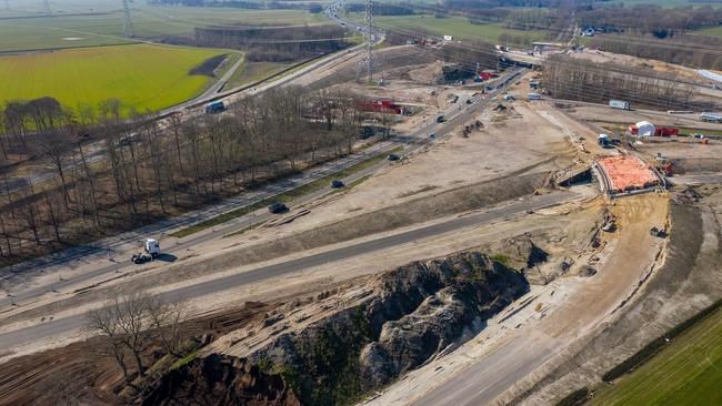 Asfalteerwerkzaamheden voor nieuwe oprit N34 bij Emmen-West