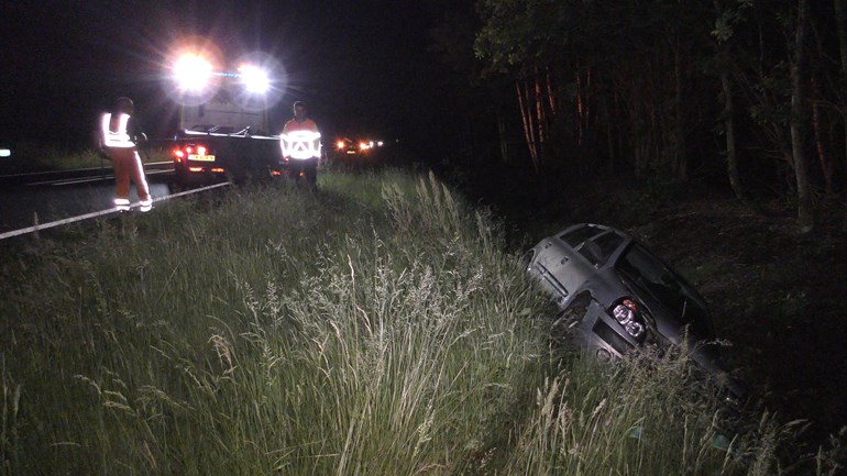 Automobilist krijgt ree voor de auto en belandt in de sloot (Video)