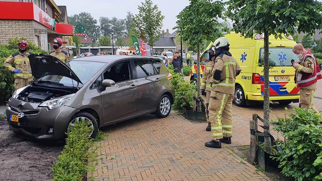 Automobilist rijdt tegen muur naast supermarkt (Video)