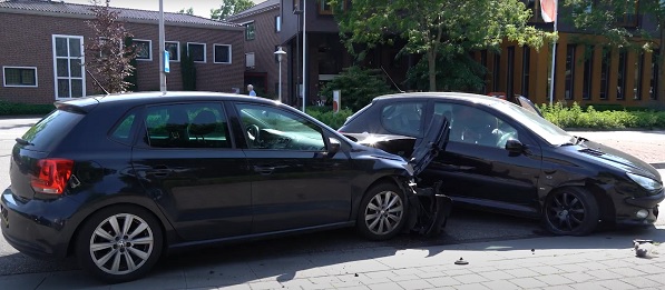 Veel schade na ongeval op kruising in Coevorden (video)