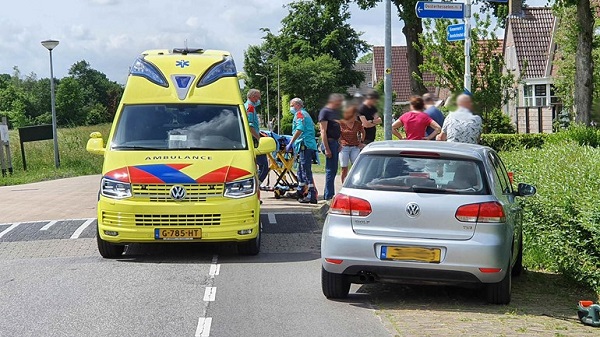 Wielrenner naar het ziekenhuis na botsing met auto (video)