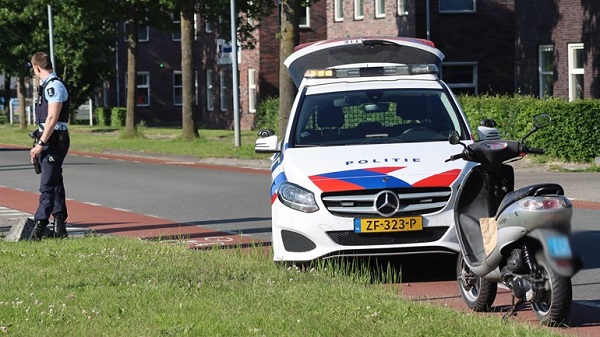 Traumahelikopter ingezet voor zwaargewonde snorfietser die op straat is gevonden