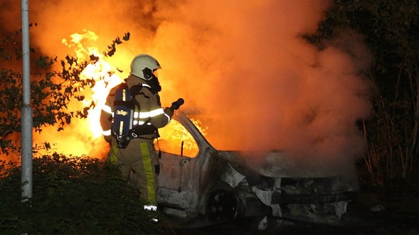 Auto weg gezet en in brand gestoken (video)
