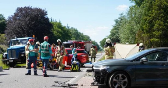 Traumahelikopter ingezet voor ongeval met twee gewonden en drie voertuigen (video)