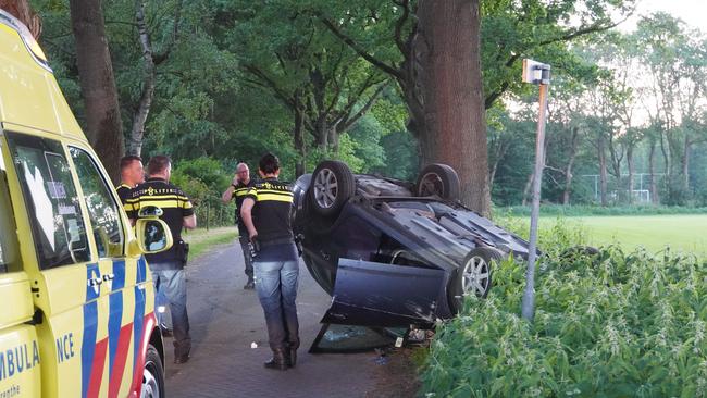 Jongen (12) pakt auto van ouders en vliegt over de kop (Video)