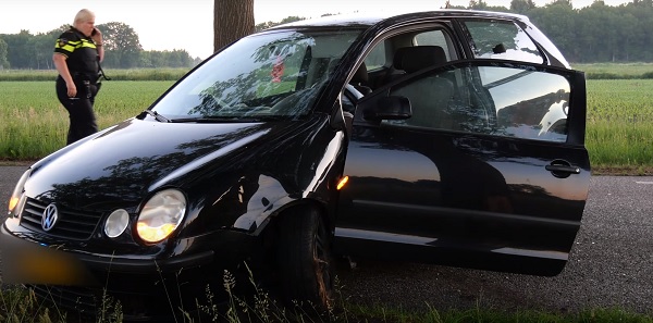 Auto botst tegen boom in Elim (Video)