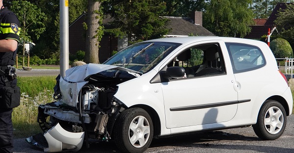 Automobilist gewond na botsing met vrachtwagen in Smilde (video)