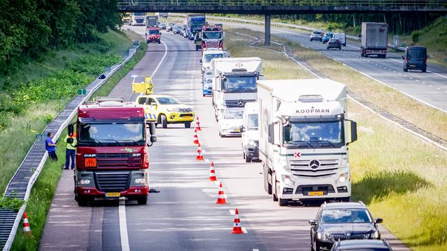 File op A28 door vrachtwagen met pech