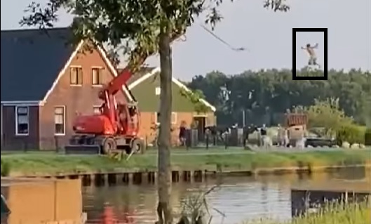 Jongeren in Diever zoeken verkoeling door zich te lanceren met kraan (video)