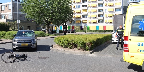 E-biker gewond bij botsing met auto (video)