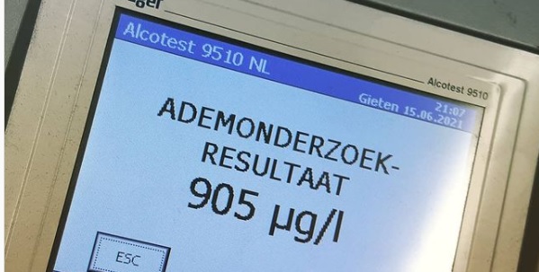 Beschonken bestuurder rijdt lantaarnpaal plat en raakt rijbewijs kwijt