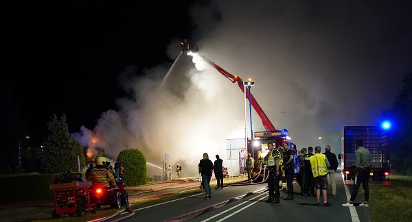 Zeer grote brand legt hotel in de as (video)