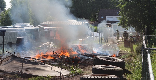 Caravan tot de grond toe afgebrand in achtertuin (video)