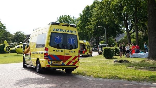 Traumahelikopter ingezet voor ernstig ongeval tussen auto en snorscooter