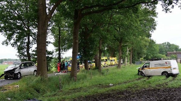 Traumahelikopter ingezet voor ongeval tussen auto en busje (video)