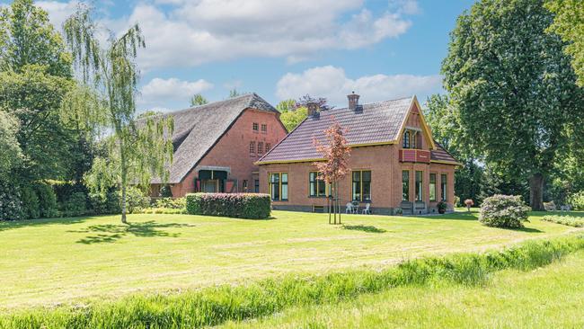 Te koop in Drenthe: Monumentale woonboerderij met vrijstaande open garage met berging op een royaal perceel van ca. 5.800mÂ²