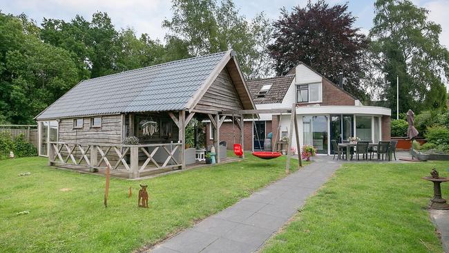 Te koop in Drenthe: Vrijstaand woonhuis met een zeer ruime vrijstaande atelierruimte en een inpandige dubbele berging