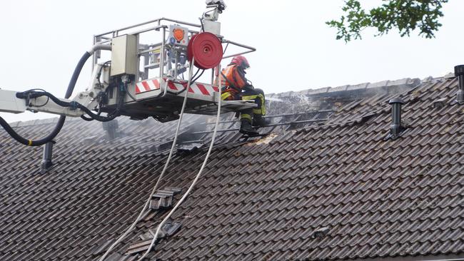 Huis flink beschadigd na uitslaande brand (Video)