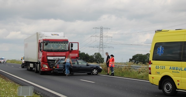 Opnieuw ongeval op N34; vrachtwagen en auto botsen met elkaar (video)