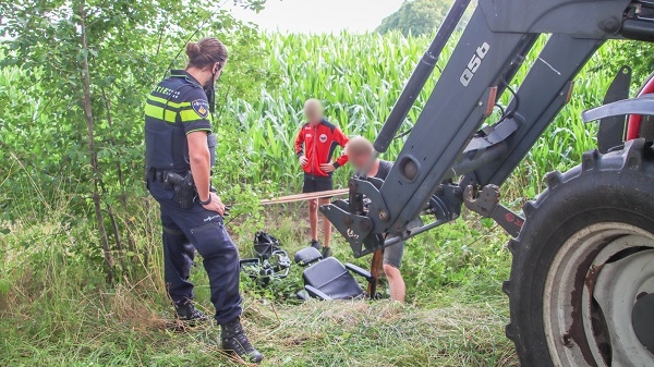 Fietsers vinden vrouw met scootmobiel in sloot (video)