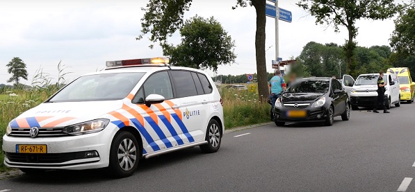 Gewonde bij kop-staartbotsing met auto en busje (video)