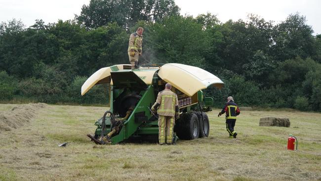 Landbouwmachine raakt in de brand in Vries (Video)