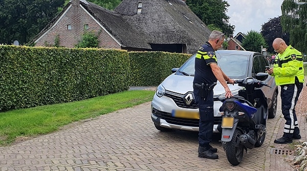 Scooterrijder gewond na botsing met auto in Donderen (video)