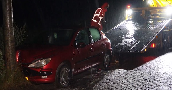 Automobilist botst frontaal met auto tegen boom (video)