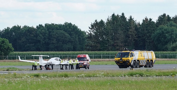 Vliegverkeer Eelde Airport moet half uur lang uitwijken vanwege vliegtuigje met lekke band