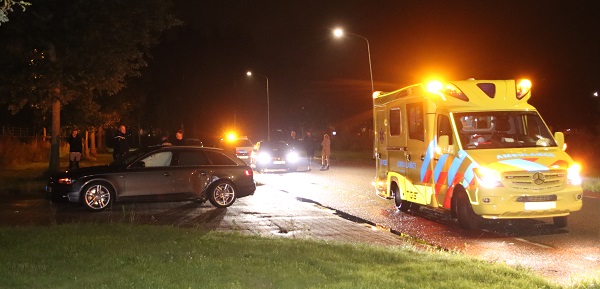 Auto met vier personen vliegt uit de bocht en botst tegen lantaarnpaal (video)