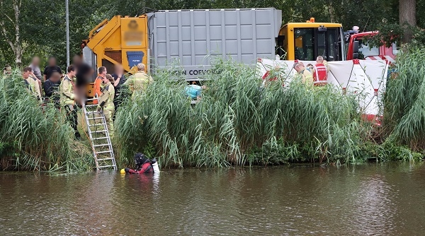 Man overleden na te water raken met auto in kanaal