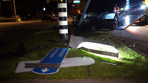 Auto ramt bewegwijzeringsborden na botsing op kruising