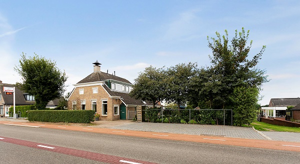 Twee-onder-een kap woonboerderij met 848 m2 grond te koop in Smilde