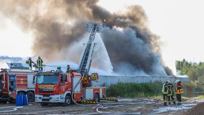 Grote brand in bandenopslag net over Duitse grens (Video)