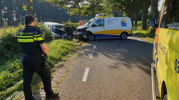 Traumahelikopter ingezet voor frontale botsing tussen twee busjes (video)