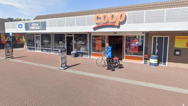 Quad rijdt supermarkt Coop in Annen binnen en richt schade aan