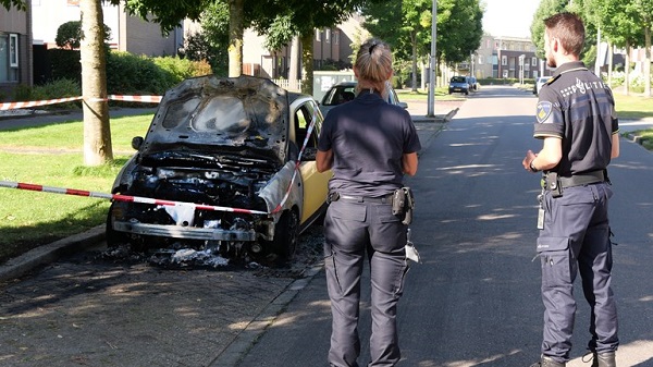 Recherche doet onderzoek naar verdachte autobrand in Hoogeveen (video)