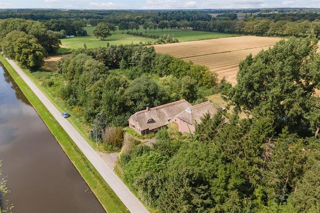 Te koop in Drenthe: rietgedekte woonboerderij aan het water
