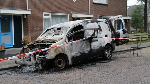 Politie zoekt getuigen van reeks autobranden in Hoogeveen
