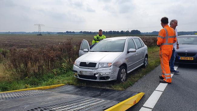 Auto klapt op middengeleider van N33