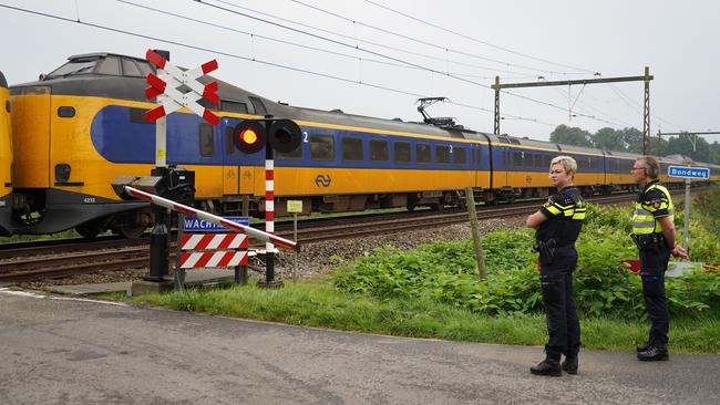 Hachelijk moment bij spoorwegovergang: trekker raakt slagboom